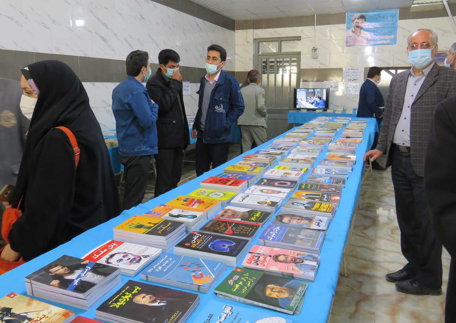 افتتاح نمایشگاه کتاب در کارخانه کاشی امین میبد+ گزارش تصویری